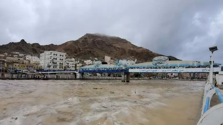 سيول وفيضانات مدمرة وانهيارات أرضية تضرب محافظة حضرموت جنوب شرق اليمن