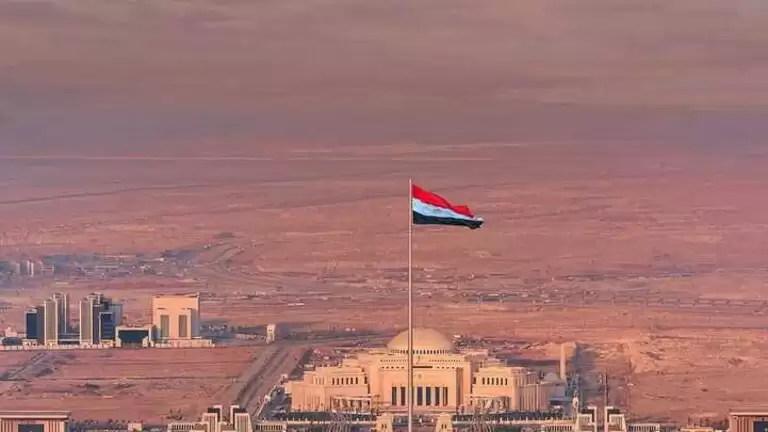 السيسي يرفع علم مصر على أعلى سارية في البلاد
