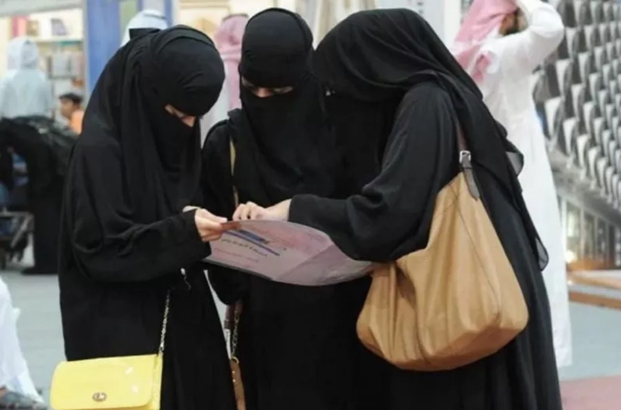 فتاة سعودية منقبة تخلع كل ما ترتدي أمام الكاميرا وتستعرض جمالها وتفجر غضب كل الخليجيين (تفاصيل مثيرة)
